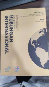 Book Cover: Kumpulan Artikel Mahasiswa Antologi Fenomena Hubungan Internasional